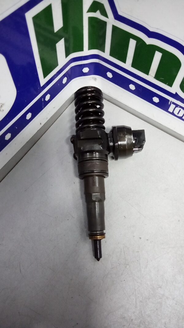 Injector VOLKSWAGEN Passat B6 2.0 TDI 140 CP CU 2005-2011