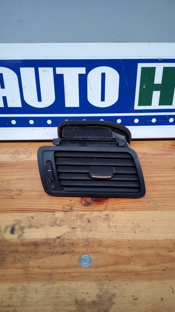Grila aer bord dreapta VOLKSWAGEN Passat B6 Sedan 2005-2011