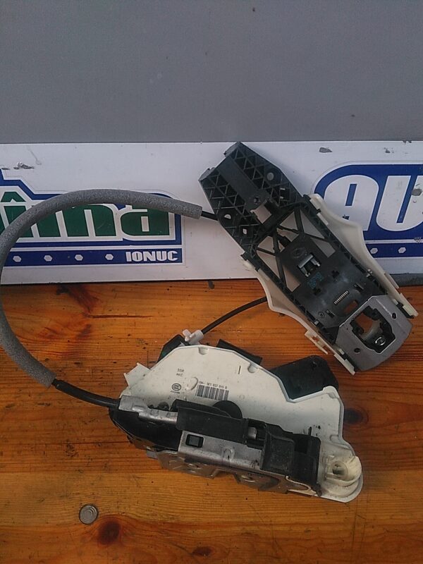 Broasca usa stanga fata SKODA Octavia III Variant 5E 2012-2019