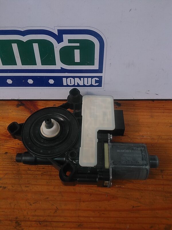 Motoras macara dreapta spate SKODA Octavia III Variant 5E 2012-2019