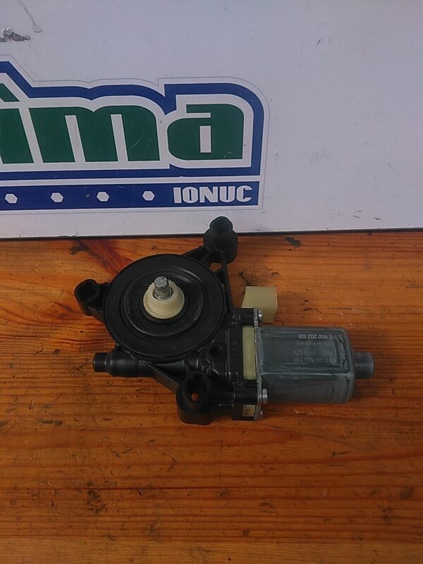 Motoras macara dreapta fata SKODA Octavia III Variant 5E 2012-2019