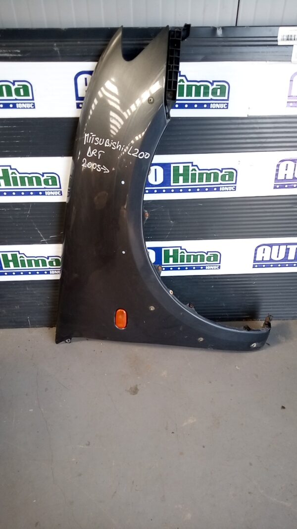 Aripa fata dreapta gri inchisa MITSUBISHI L200 1996-2006