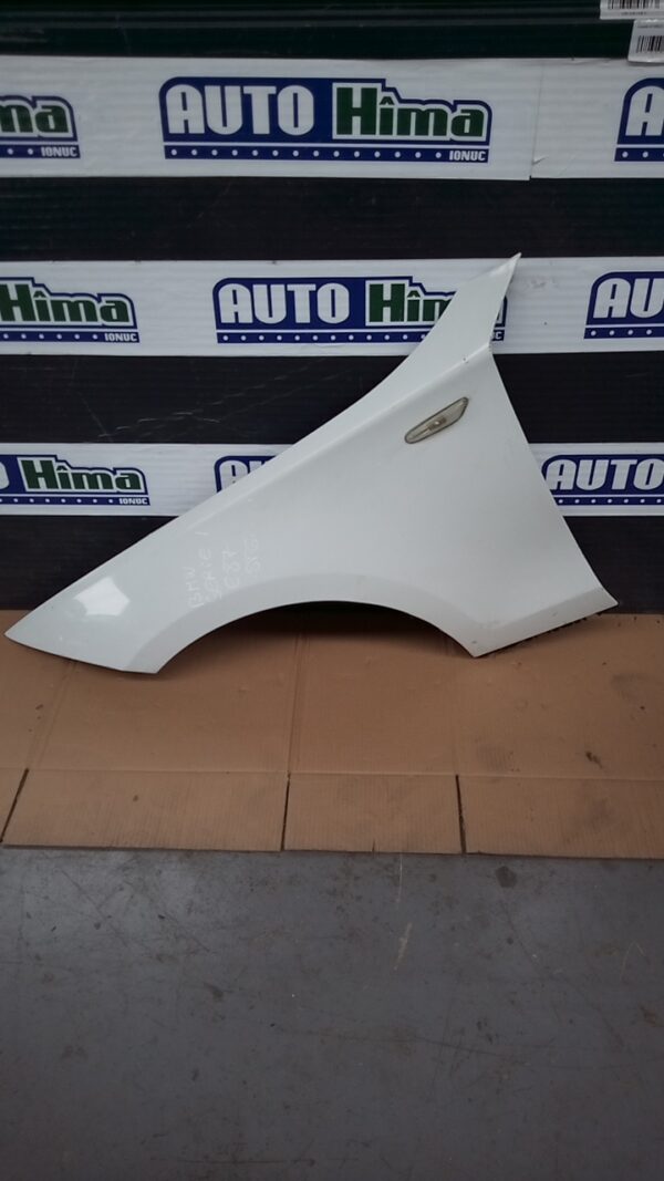 Aripa fata stanga alba BMW Seria I E87 2003-2011