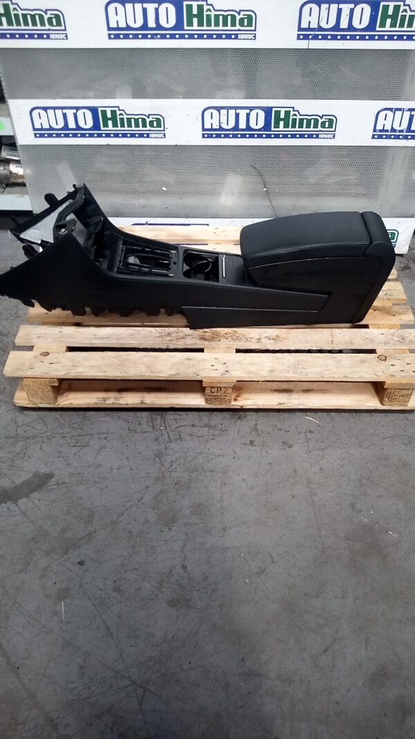 Consola centrala cu cotiera VOLKSWAGEN Passat CC B7 2011-2016