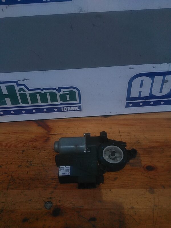 Motoras macara dreapta fata VOLKSWAGEN Polo 9N- 2001-2009