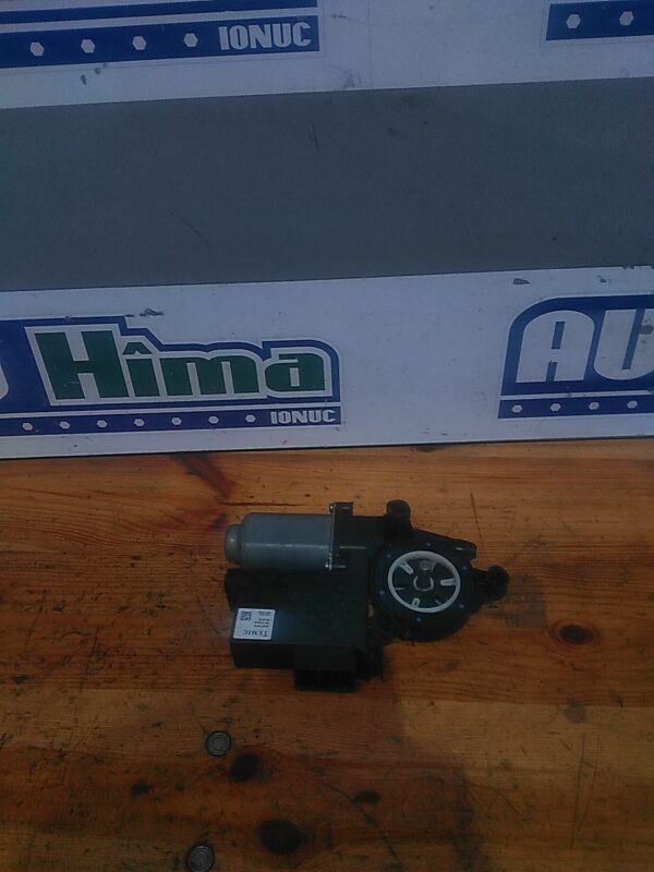 Motoras macara dreapta fata VOLKSWAGEN Polo 9N- 2001-2009
