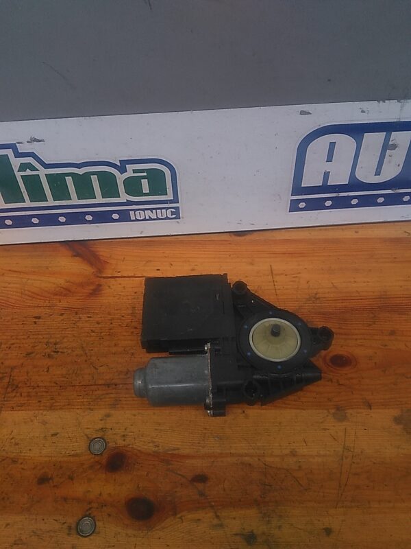 Motoras macara stanga fata VOLKSWAGEN Golf VI 5K 2010-2015