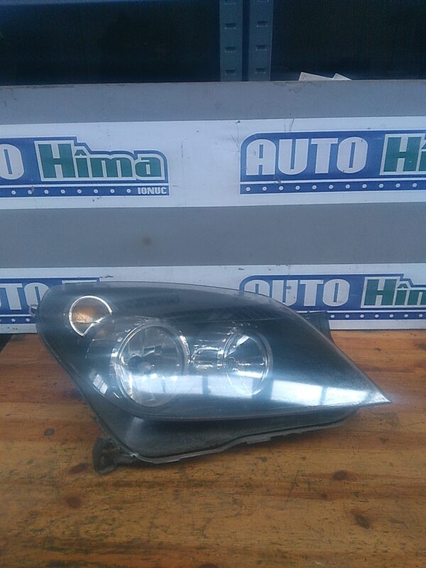 Far dreapta cu finitie neagra OPEL Astra H 2004-2014
