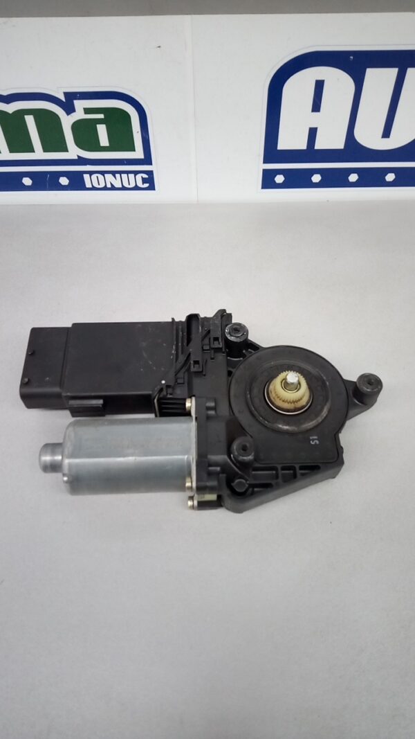 Motoras macara stanga fata 3B4837751LJ Volkswagen PASSAT B5.5 2000-2005