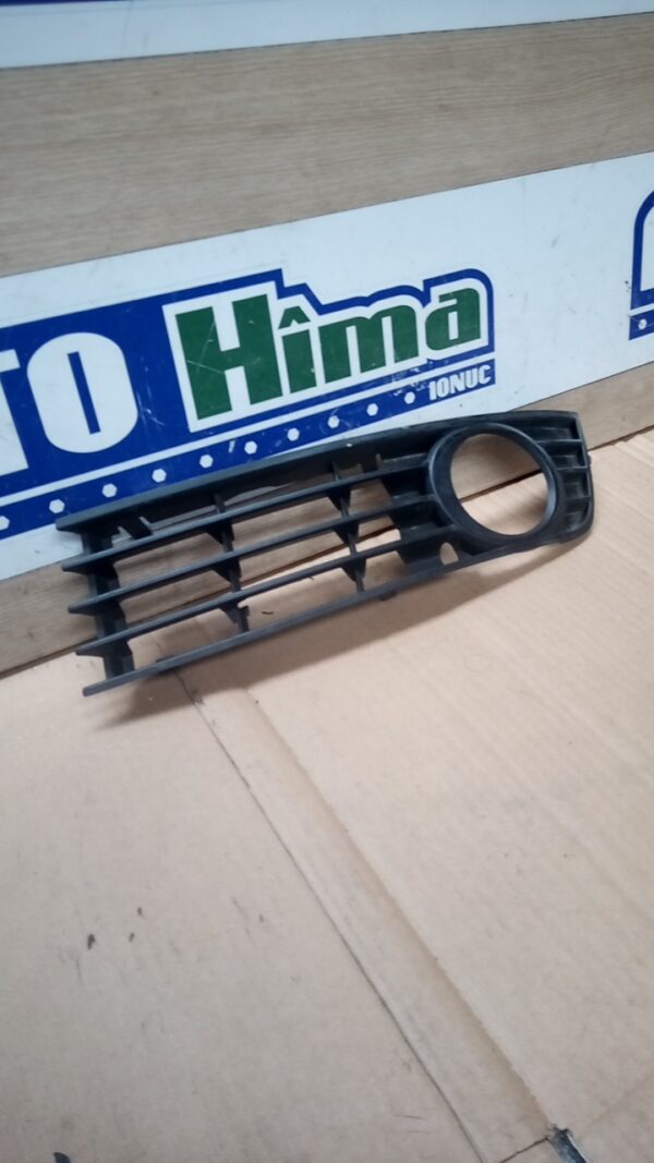 Grila inferioara stanga in bara fata model cu proiectoare 8E0807681 Audi A4 B6  2000-2005