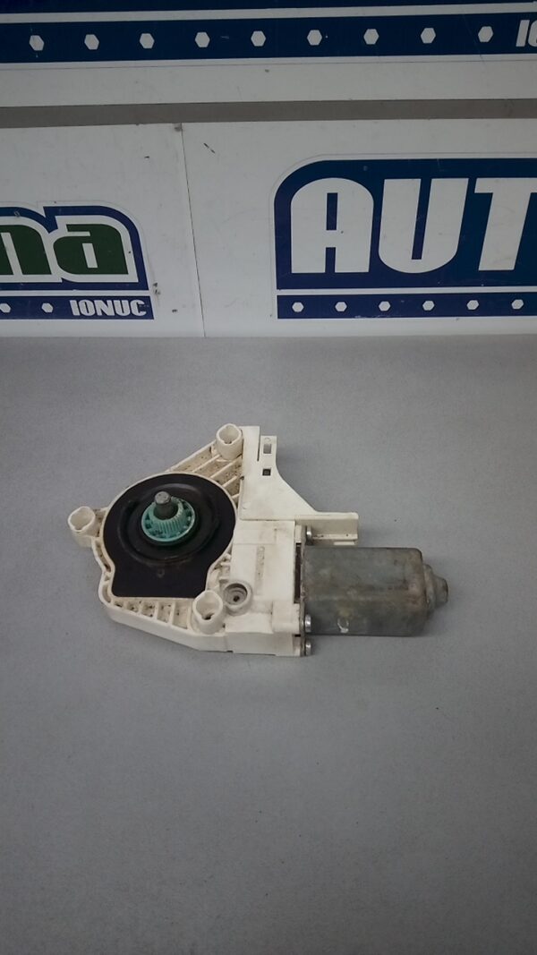 Motoras macara dreapta fata 8K0959802D Audi