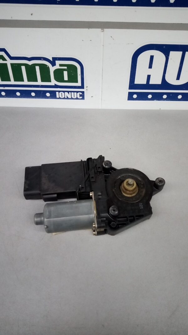 Motoras macara fata stanga 3B4837751LD Volkswagen PASSAT B5.5  2000-2005