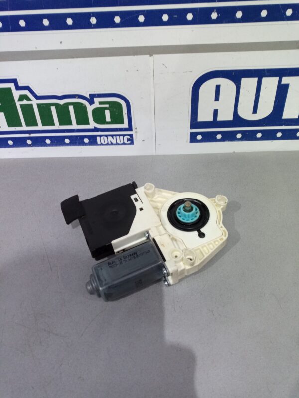 Motoras macara dreapta fata 1K0959702Q Volkswagen PASSAT B6  2005-2011