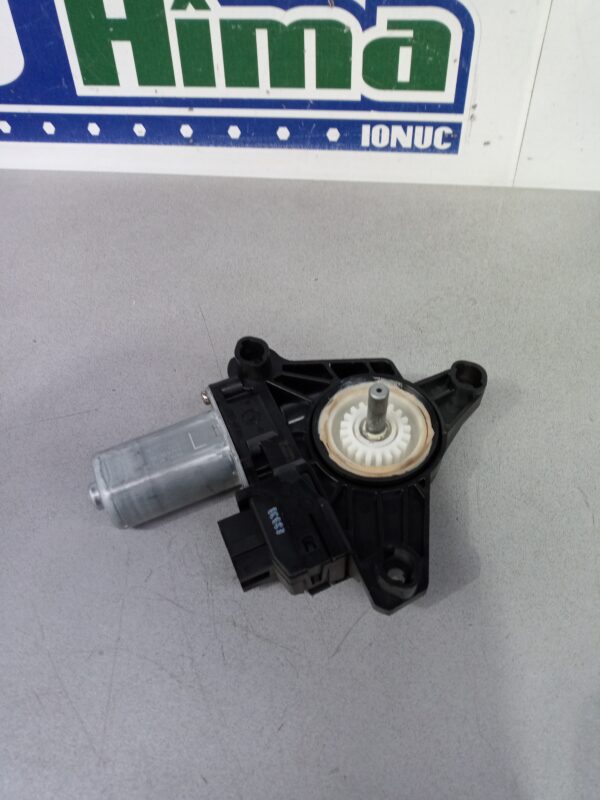 Motoras macara dreapta spate A2139060602 Mercedes-Benz C-Class W205 2013-prezent