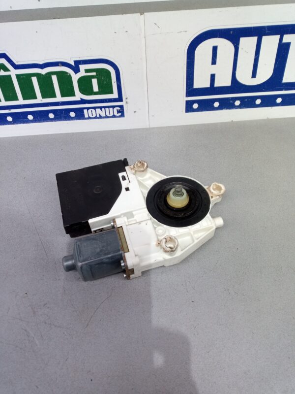 Motoras macara dreapta fata 1K4837402Q Volkswagen Golf 5 1K 2003-2010