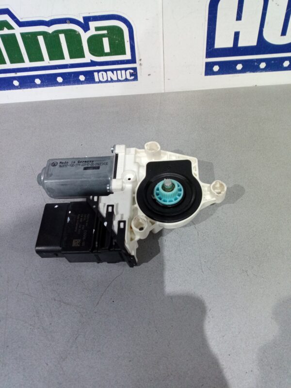 Motoras macara dreapta spate 3C0959704B Volkswagen Jetta 4 (162  163  AV3  AV2)  2010-2022