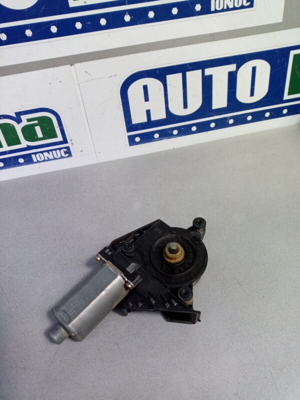Motoras macara dreapta fata 3B4837752 Volkswagen PASSAT B5.5 2000-2005