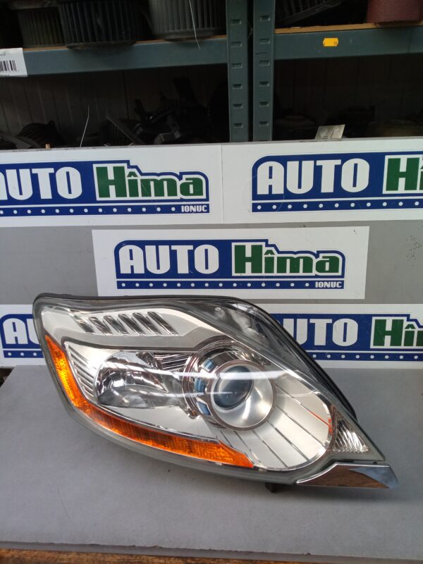 Far dreapta cu xenon 8V41-13005-BE Ford Kuga I (C934) 2008-2012