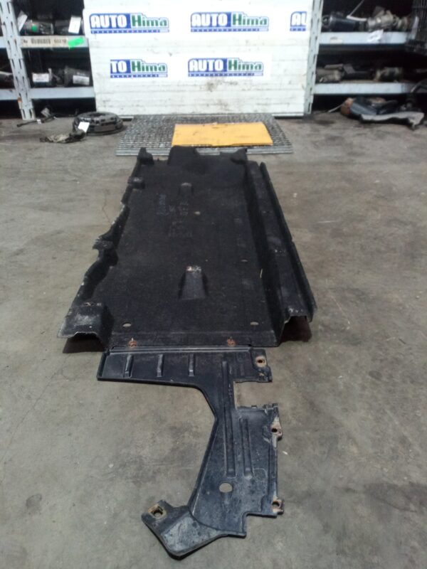 Scut/blindaj sub caroserie dreapta 8U0825216B/ 8U0825208(pisla) Audi