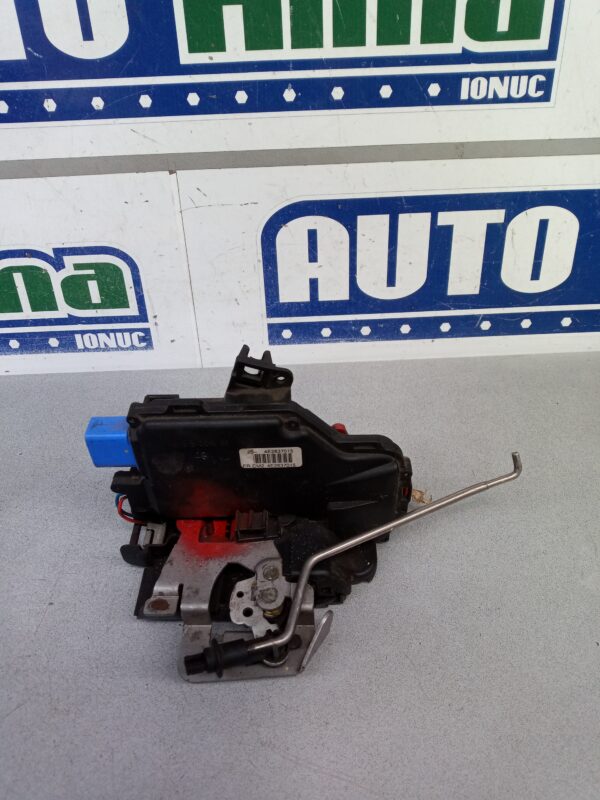 Broasca usa stanga fata 4E2837015 (Volan pe dreapta) Audi A8 4E  2002-2009