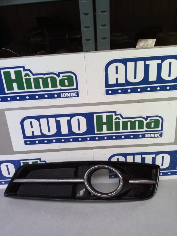 Grila proiector stanga 8P0807681AA Audi A3 8P  2003-2012